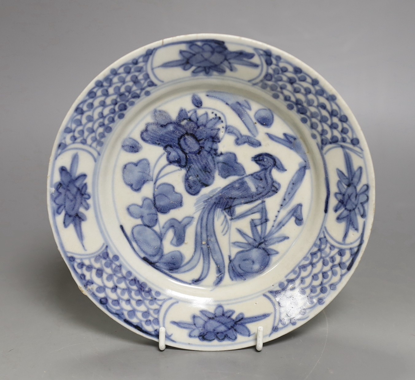 A Chinese late Ming Swatow blue and white plate, Zhangzhou kilns, 17.5cms diameter